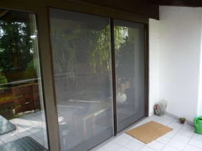 Wir haben das Rollo für unsere große Balkontür vor gut einem Jahr gekauft. Der Einbau war ziemlich problemlos, bei einer Rückfrage hat der Support super geklappt. Alles funktioniert noch wie am ersten...